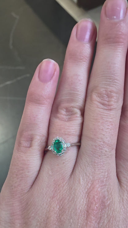 14k White Gold Fashion Ring with Emerald
